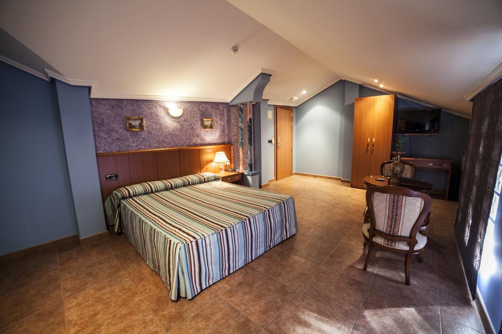 Hotel Real De Castilla 토르데실라 객실 사진