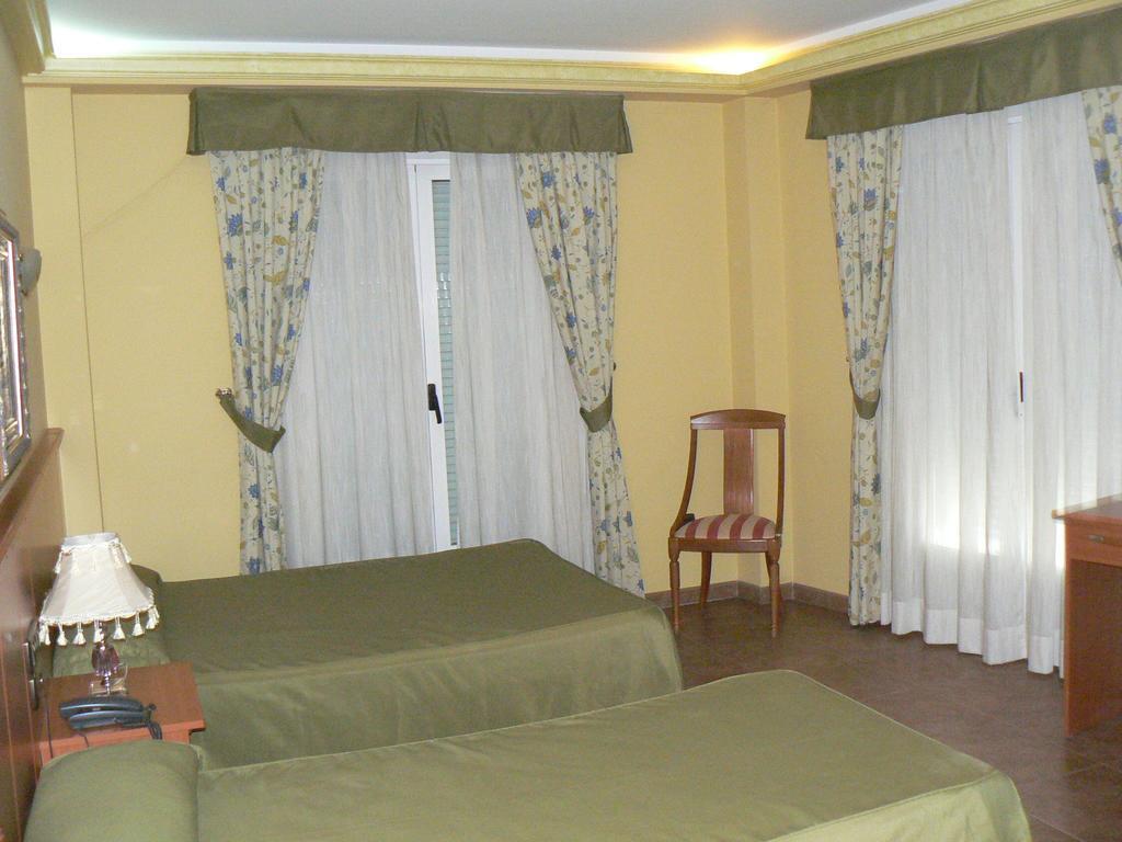 Hotel Real De Castilla 토르데실라 객실 사진